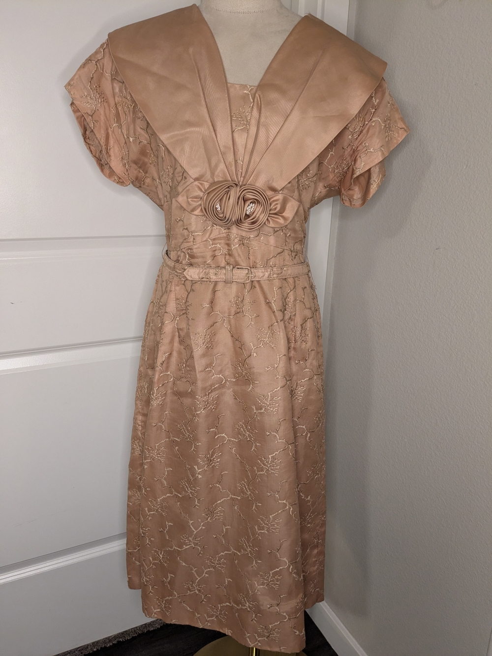 Vintage 60s Elegant Women's Tea Dress Embroidered Belted in Blush Sz